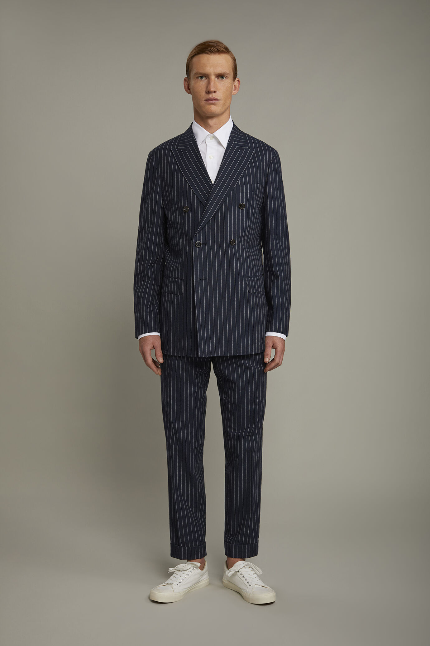 Pantalon homme classique à double pince en lin et coton avec motif à fines rayures coupe régulière image number 2